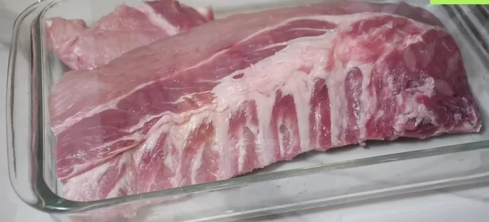 Marinar las costillas con la salsa licuada durante 24 horas en la refrigeradora.