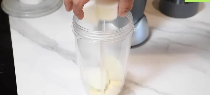 Licuar el ajo, la cebolla, la pimienta, la sal, la salsa soya, la mostaza, la salsa de tomate y la cerveza (o jugo de naranja).