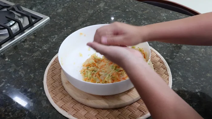 Formar bolitas con la mezcla.