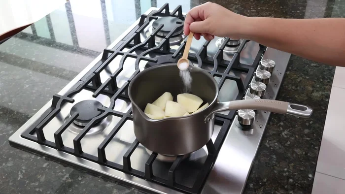 Cocer las papas en agua con una cucharadita de sal durante 20-25 minutos.
