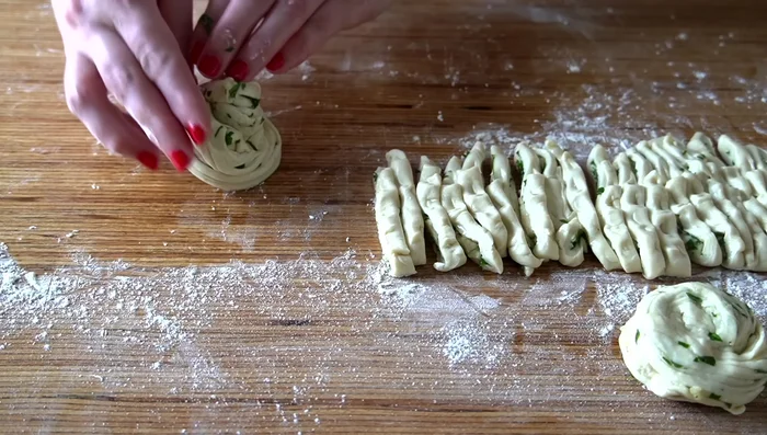 Apilar los rollitos y aplastarlos ligeramente.