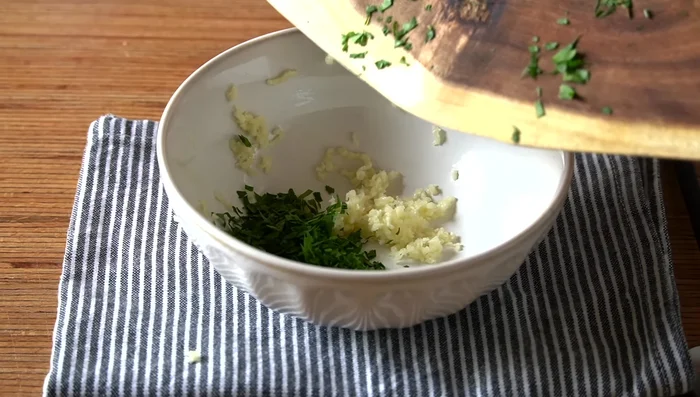 Mezclar el perejil, el ajo y el aceite.