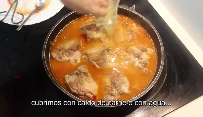 Cubrir con caldo de carne o agua.