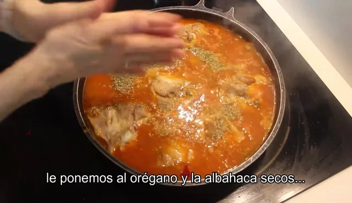 Agregar orégano y albahaca seca.