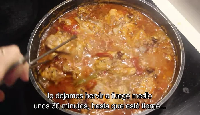 Dejar hervir a fuego medio durante 30 minutos aproximadamente (el tiempo depende de lo tierno que se desee el pollo).