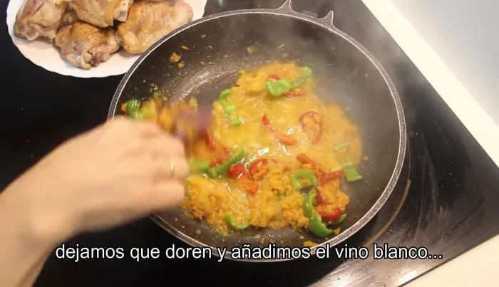 Agregar el vino blanco y dejar hervir un minuto para que se evapore el alcohol.