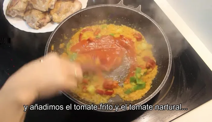 Añadir el tomate frito y el tomate natural picado. Freír unos minutos.