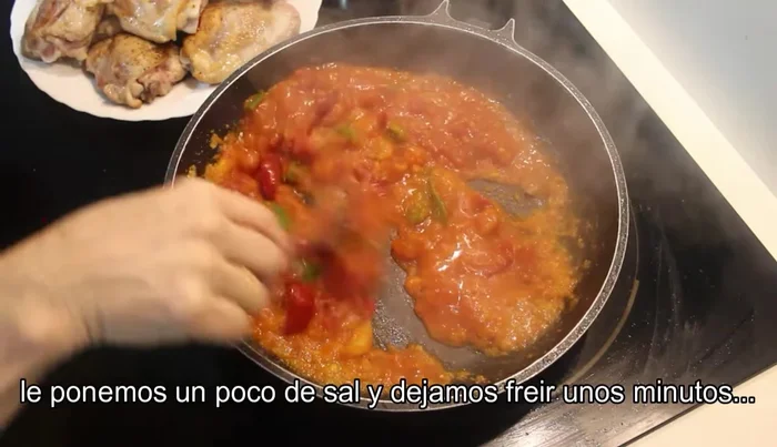 Salpimentar. Agregar el pollo frito.