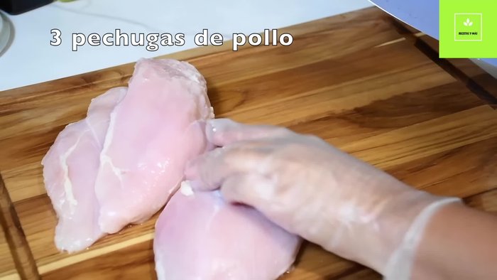 Filetear las pechugas de pollo y aplanarlas con un mazo o botella.
