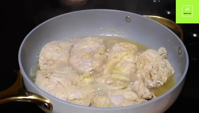 Dar la vuelta al pollo y cocinar por 7-10 minutos más.