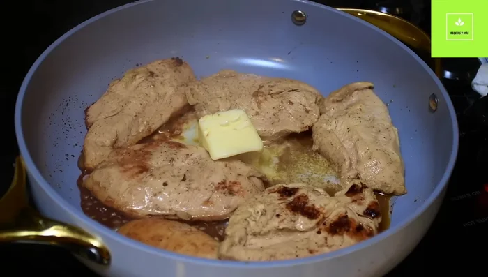 Agregar mantequilla y la mezcla de especias a la sartén con el pollo. Cocinar a fuego medio unos 5 minutos.