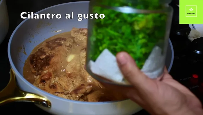 Agregar cilantro (o perejil, cebolla cambray) para aromatizar. Apagar la estufa y dejar reposar.