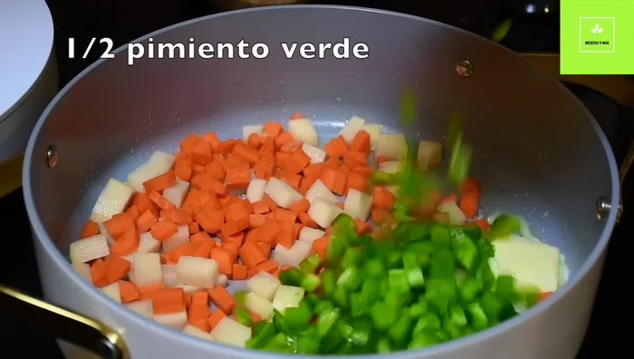En otra sartén, sofreír papas, zanahoria, pimiento, apio y cebolla cambray hasta que estén dorados.