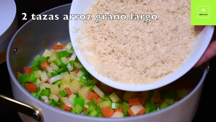 Agregar arroz grano largo, tostarlo bien y agregar sal.