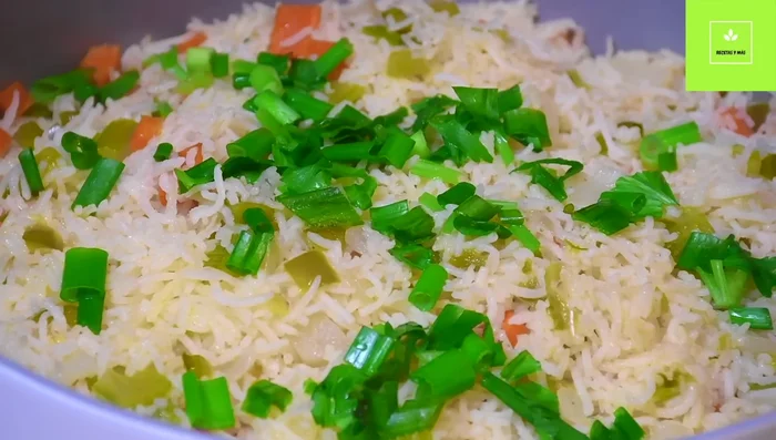 Agregar cebolla cambray y apio al arroz cocido.