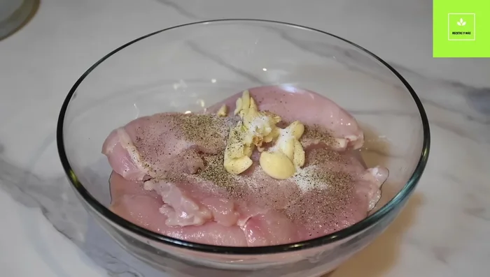 Marinar el pollo con ajo picado, sal, pimienta, salsa inglesa, mostaza, jugo de medio limón (sin semillas). Marinar por 20 minutos.