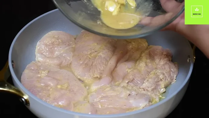 En una sartén grande, sofreír con aceite el ajo y la marinada del pollo a fuego medio por 15 minutos.
