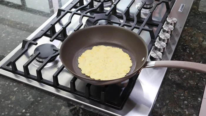 Untar una sartén con mantequilla, calentarla y cocinar la tortilla de plátano por aproximadamente 2 minutos por cada lado.