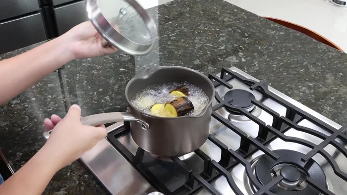 Pasar los plátanos cocidos a un recipiente y retirarles la cáscara completamente.