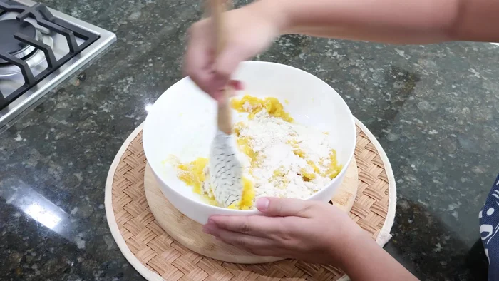 Mezclar todos los ingredientes hasta obtener una masa suave.