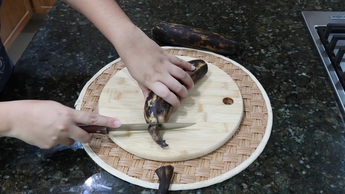 Agregar los trozos de plátano a una olla pequeña, añadir una cucharadita de sal y suficiente agua para cubrirlos.
