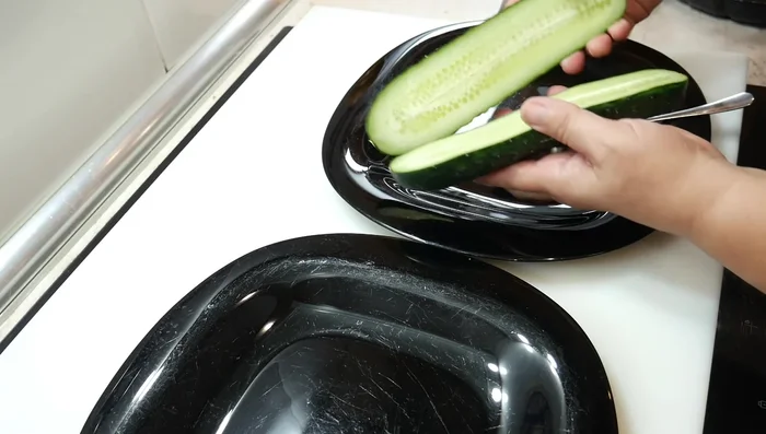 Limpiar bien el pepino. Cortarlo por la mitad a lo largo y retirar las semillas con una cucharilla.