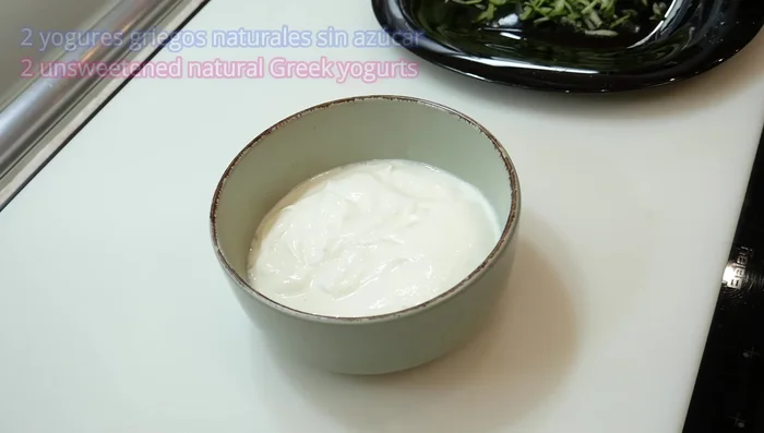 En un bol, añadir dos yogures griegos naturales sin azúcar.