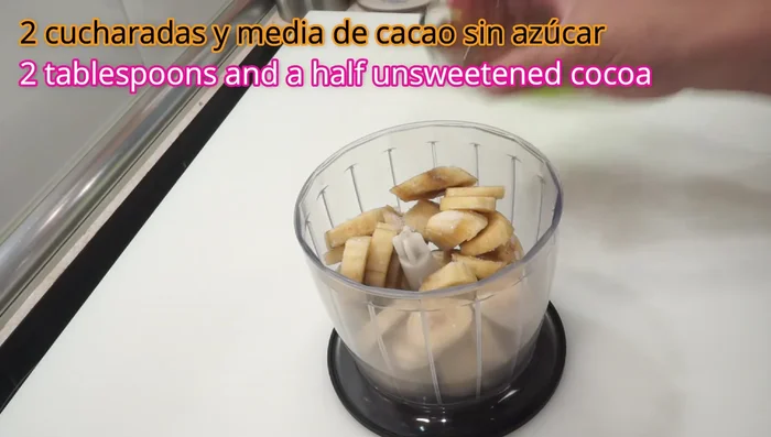 Para el primer helado, añadir dos plátanos congelados y dos cucharadas y media de cacao en polvo sin azúcar (se puede usar cacao con azúcar, 70% o 80%).