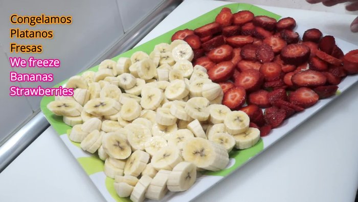Comenzar congelando la fruta. Utilizaremos plátanos y fresas.