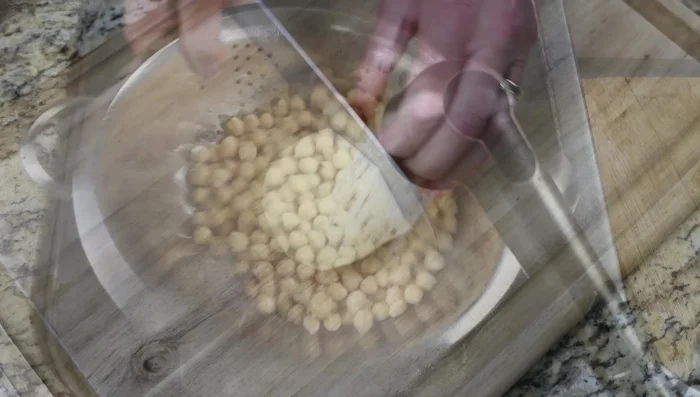 Pelar y cortar la patata en cubos pequeños.