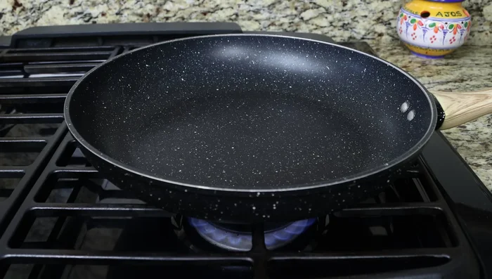 Calentar una sartén grande a fuego medio. Añadir 3 cucharadas de aceite de oliva virgen extra.