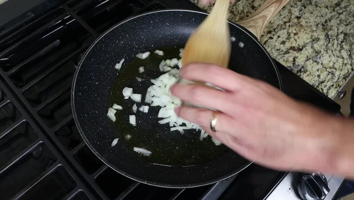 Agregar las verduras picadas (excepto la patata), mezclar y cocinar durante unos 4 minutos.