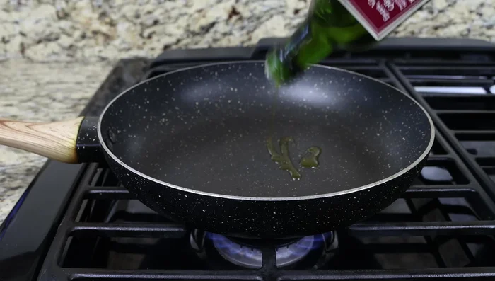 Mientras tanto, preparar el espesante: calentar 2 cucharadas de aceite de oliva en una sartén aparte. Agregar 3 dientes de ajo enteros pelados y un huevo batido. Freír hasta que el ajo esté dorado y el huevo esté cocido.