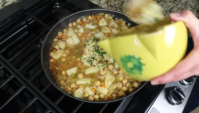 Agregar la mezcla de huevo y ajo a los garbanzos. Mezclar suavemente.