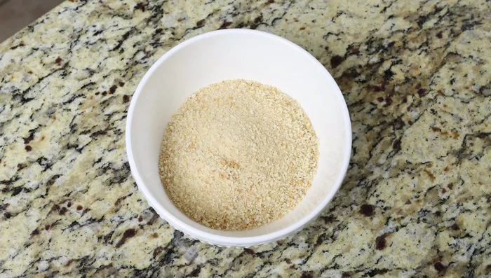 En un tercer tazón, mezclar el pan rallado con ajo en polvo, cebolla en polvo y pimentón.