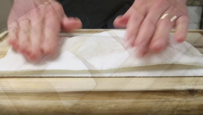 Sazonar los filetes con sal y pimienta por ambos lados.