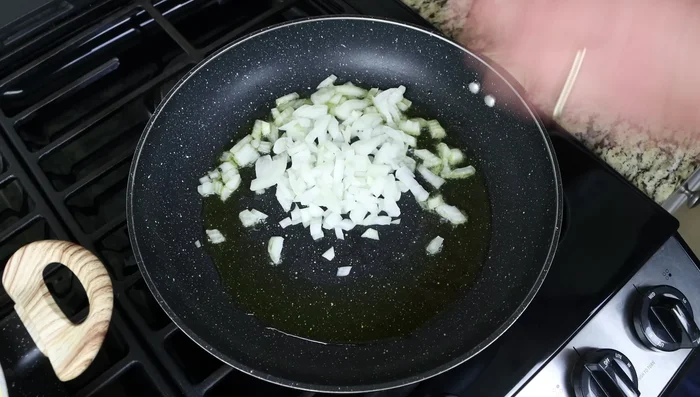 Añadir la cebolla y el ajo picados, mezclar constantemente hasta que la cebolla esté translúcida y el ajo aromático (3-4 minutos).