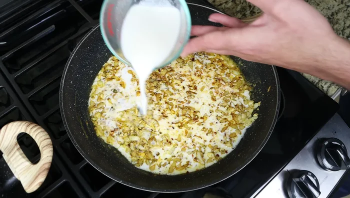 Añadir la leche y el caldo de verduras. Mezclar suavemente durante unos minutos hasta obtener una salsa cremosa.