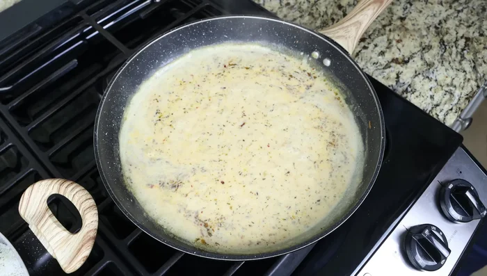 Incorporar los tomates secos, sal y pimienta. Mezclar bien y reducir el fuego a medio-bajo.