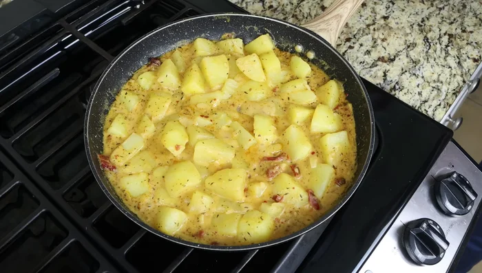 Apagar el fuego. Agregar el queso rallado, la albahaca picada y el jugo de limón. Mezclar hasta integrar.