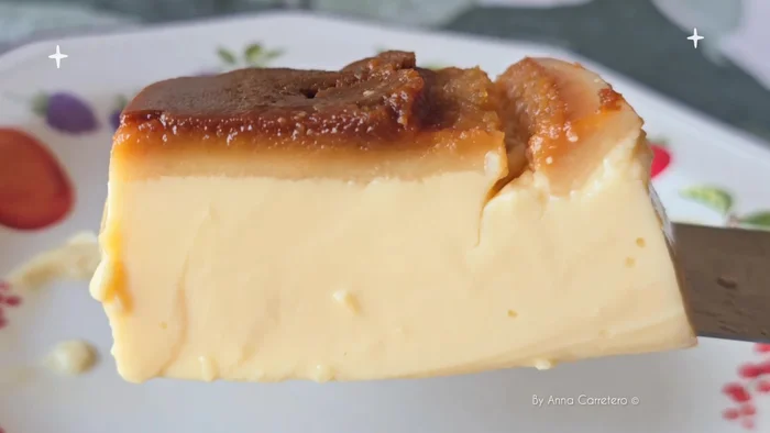 Calienta la leche, el azúcar y la cáscara de naranja a fuego medio durante 4 minutos.