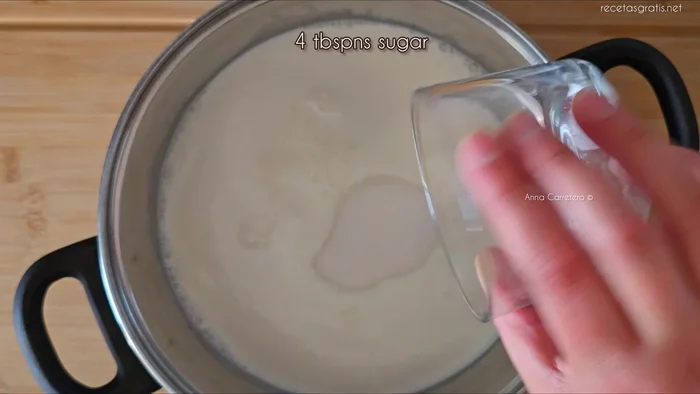 En un recipiente, bate los 5 huevos, la leche infusionada (sin la cáscara de naranja), el zumo de naranja y las galletas durante 1 minuto.