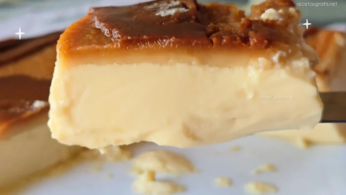 Mientras tanto, prepara el caramelo líquido en el molde.