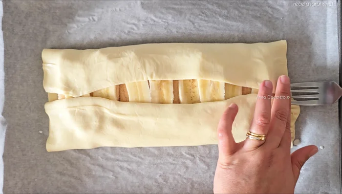 Cierra el hojaldre y sella los bordes con un tenedor. (60.48)