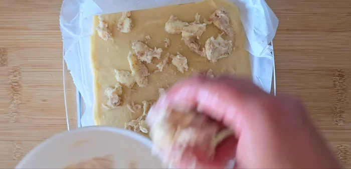 Pon el crumble encima de la masa.