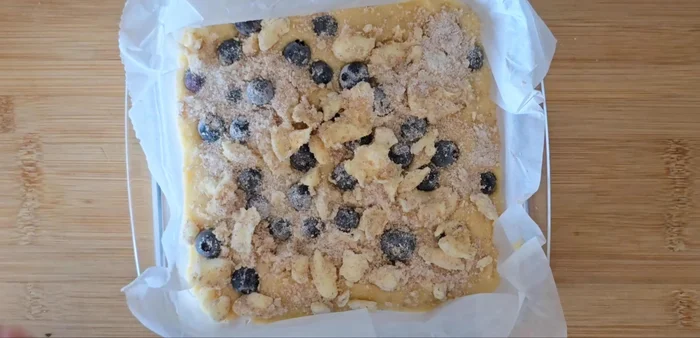Agrega los arándanos sobre el crumble.