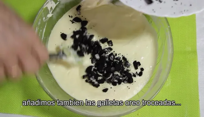 Incorporar las galletas Oreo partidas.