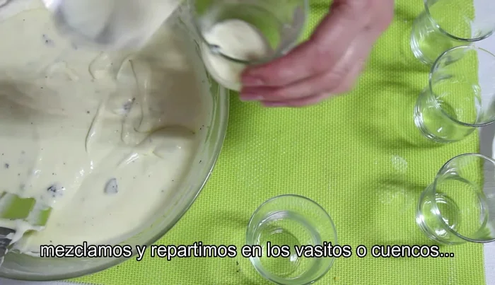 Rellenar los vasitos o cuencos.