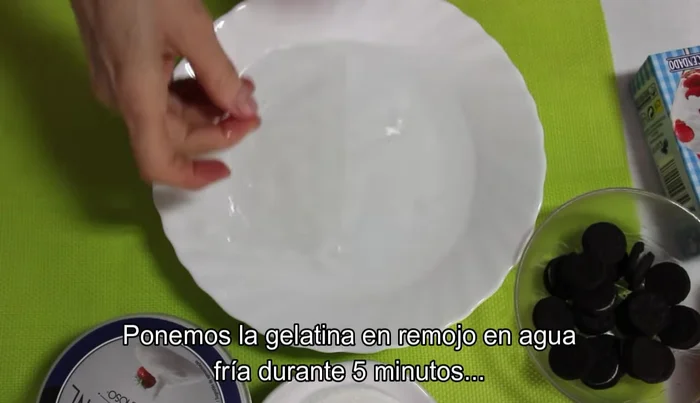 Poner la gelatina en remojo en agua fría durante 5 minutos.