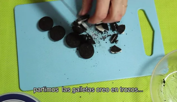 Cortar algunas galletas Oreo en trocitos pequeños.